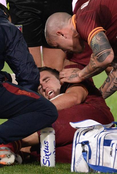 Kevin Strootman (Olanda), si fa male il 9 marzo durante Napoli-Roma: lesione del legamento crociato anteriore del ginocchio sinistro. Ansa